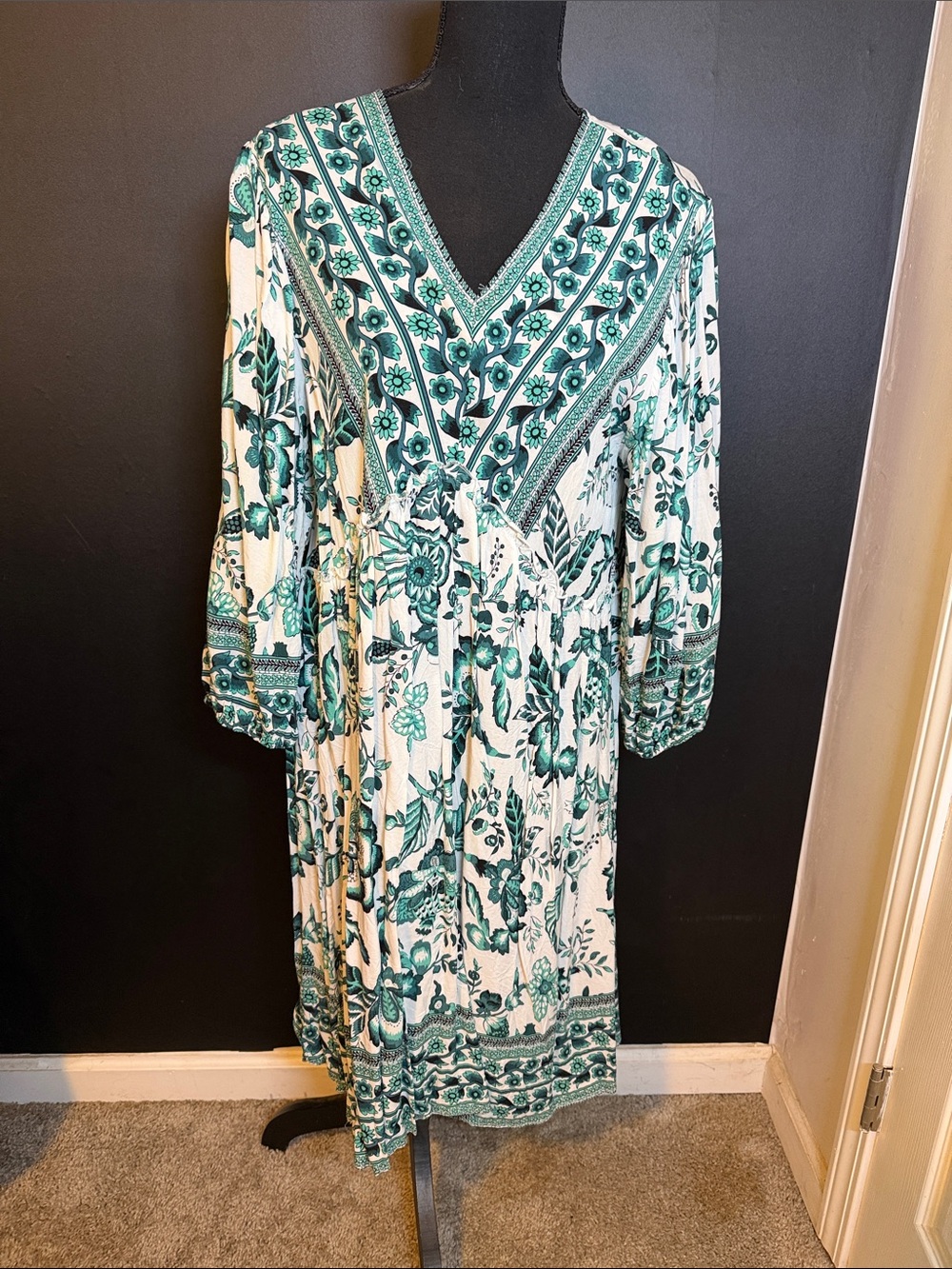 Floral V-Neck Green and White Midi Dress Size L